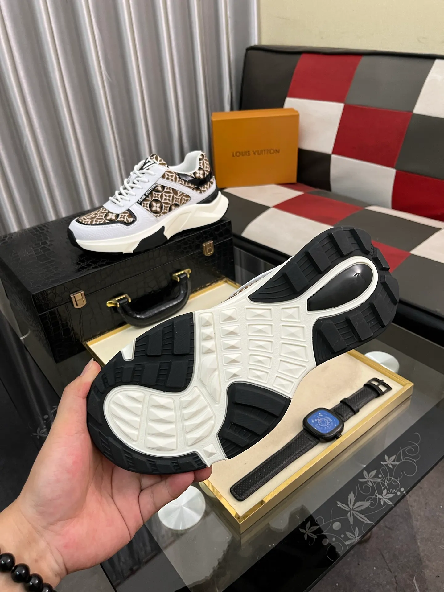 Men's shoes 💰458⌚️⌚️【LOUlS VUlTTON】Louis Vuitton ~ unique and casual style. LV counter purchasing 🏃casual shoes😍😍 are on sale at the men's counter at the same time. Italian imported brands select top-layer Italian cowhide. 🐑Sheepskin lining (refuses to discolor and grind feet) Sole: Original sole specially provided by the original factory 🎬Better in kind Code number: 38-444⃣️Color selection